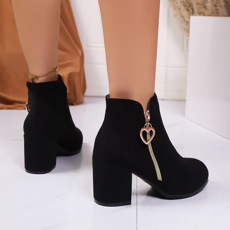 Damen Knöchel‑Stiefeletten aus Velours mit breitem Blockabsatz und Herz‑Reißverschluss Drune