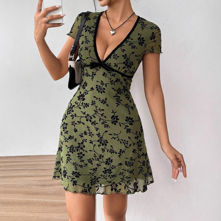Damen nan figurbetontes Minikleid mit tiefem V‑Ausschnitt, Chiffon‑Überzug und floraler Samtoptik Drune