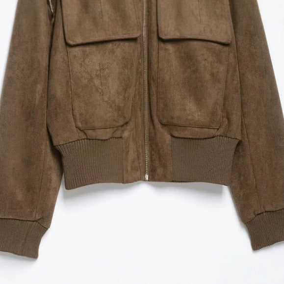 Damen Kurz geschnittene Veloursleder‑Bomberjacke mit Rippenkragen und aufgesetzten Klappentaschen Drune