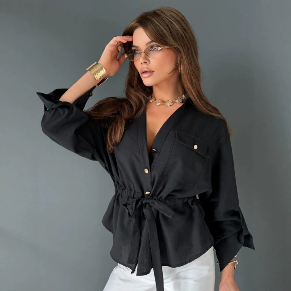 Damen Taillierte Hemdbluse mit Tunnelzug, V-Ausschnitt und goldenen Druckknöpfen Drune
