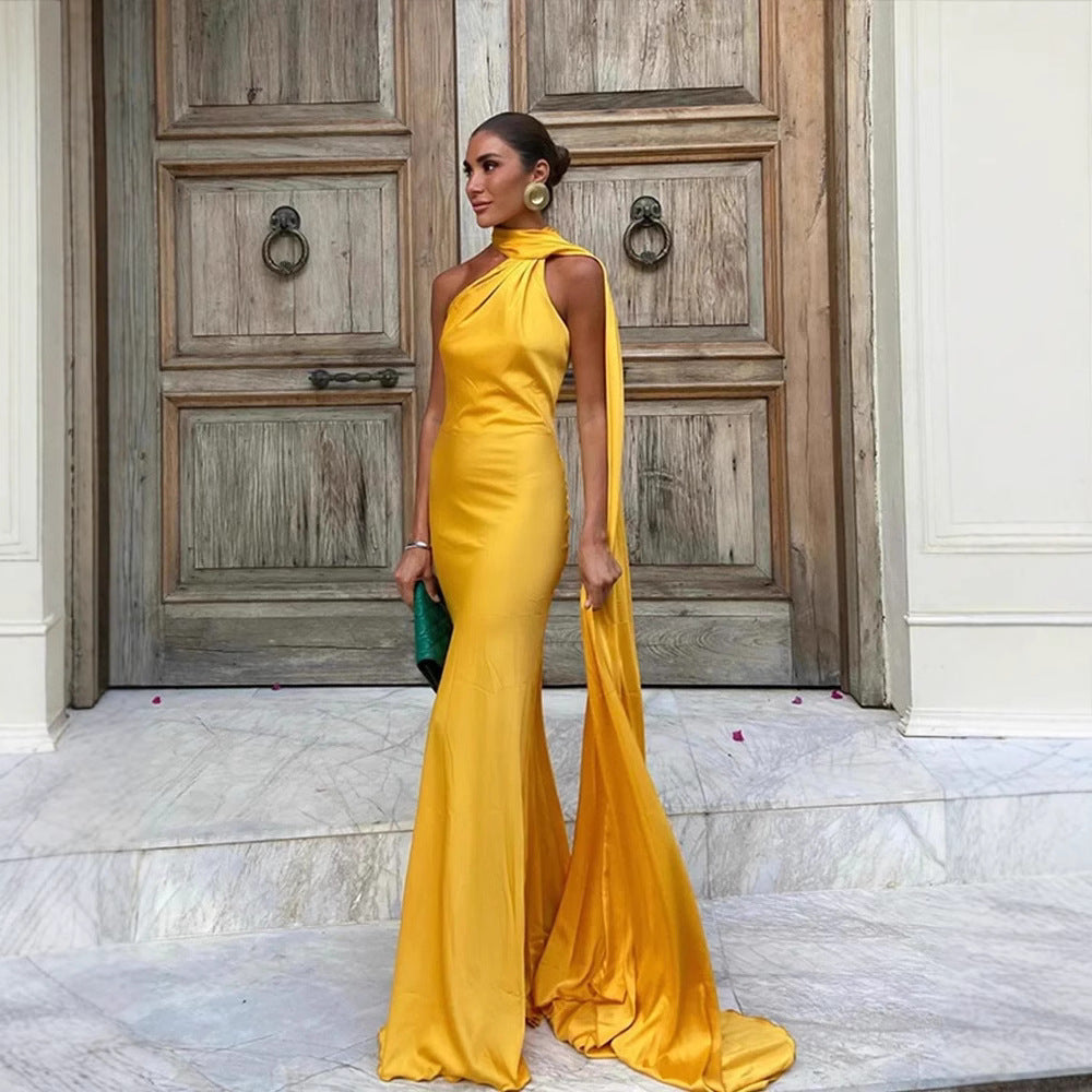 Femme Halter Neck Maxi Kleid mit seitlichem Schlitz Drune