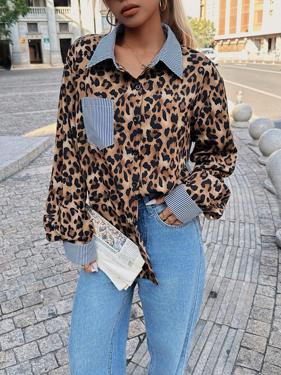 Damen Oversize-Hemdbluse mit Nadelstreifen und Leoprint-Details Drune