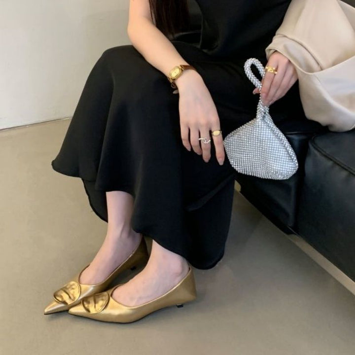 Damen Spitz zulaufende Metallic-Slipper mit dezentem Keilabsatz und appliziertem Deko‑Vamp Drune