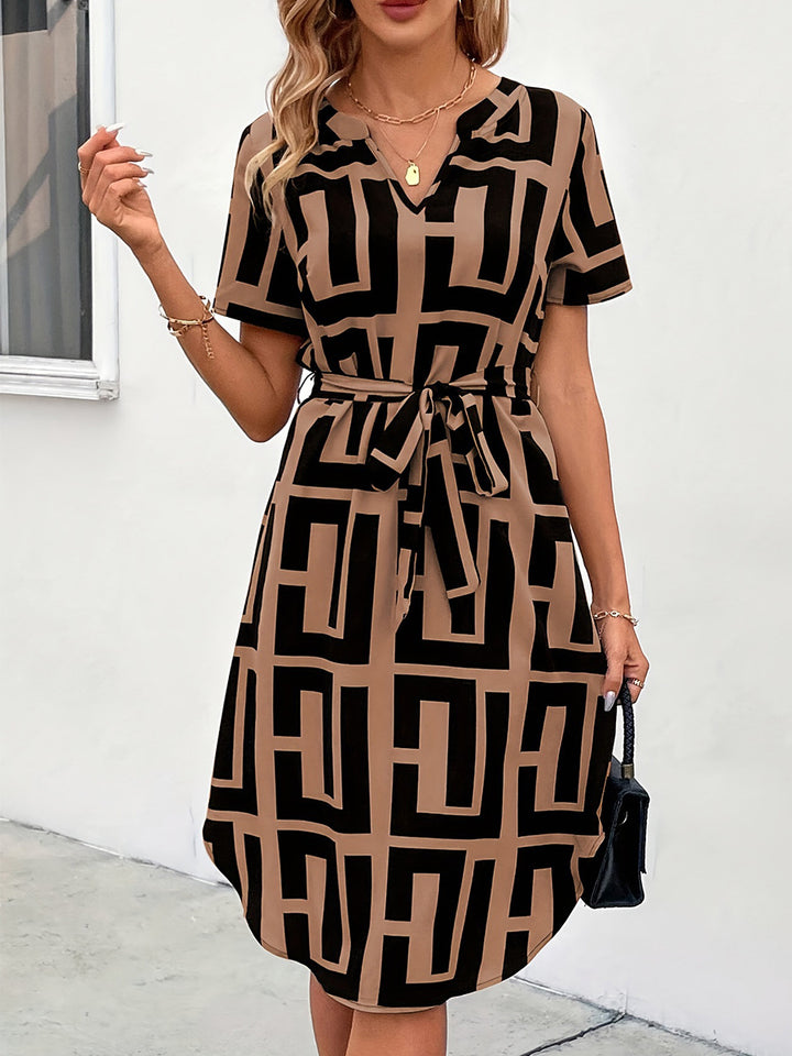 Damen Kleid mit modernem geometrischen Muster und taillierbarem Gürtel Drune