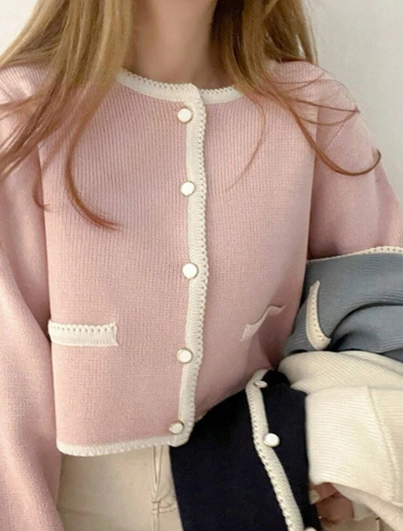 Damen Kurzgeschnittener gerippter Cardigan mit kontrast‑Häkelkante, Zierknopfleiste und Taschenleisten Drune