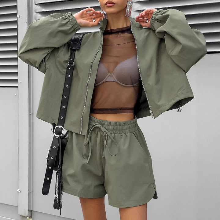 Damen stylisches Sportoutfit mit reißfestem Windbreaker und luftigen Shorts Drune
