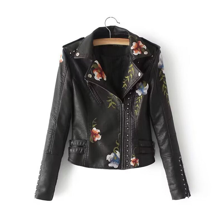 Damen Kurz‑Bikerjacke aus veganer Lederoptik mit bestickten Blumenapplikationen und Nieten Drune