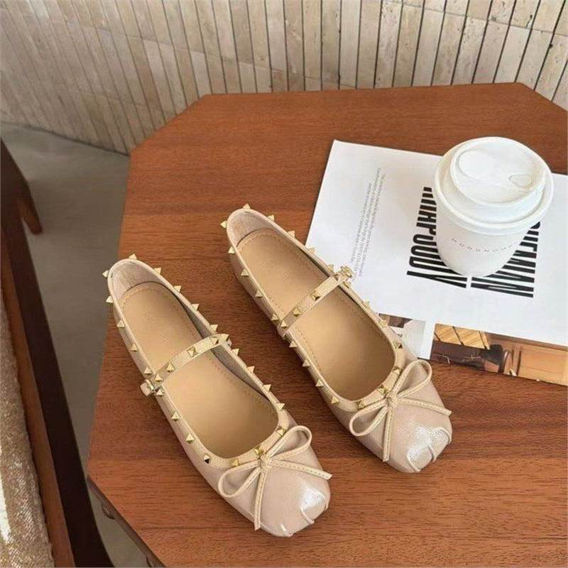 Damen Ballerina mit quadratischer Zehenbox, Nietenbesetztem Rand und verstellbarem Mary‑Jane Riemchen Drune