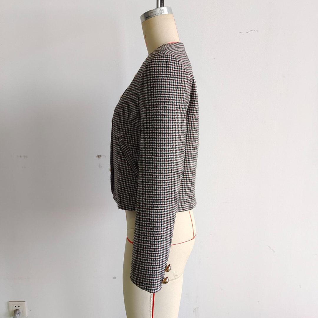 Damen nan taillierte Kurzjacke im Hahnentritt‑Muster mit goldfarbenen Zierknöpfen und schrägen Eingrifftaschen Drune