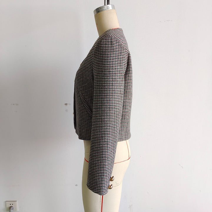 Damen nan taillierte Kurzjacke im Hahnentritt‑Muster mit goldfarbenen Zierknöpfen und schrägen Eingrifftaschen Drune