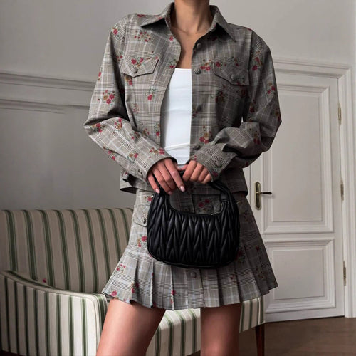 Damen Karierte Blousonjacke mit floralen Akzenten und dazu passendem Rock Drune