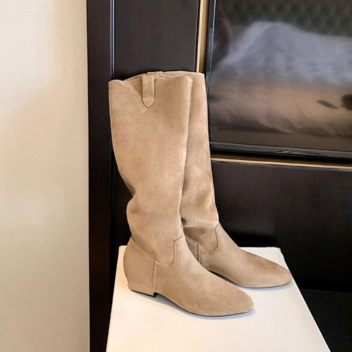 Damen Kniehohe Slouch‑Stiefel aus weichem Veloursleder mit spitzer Zehenpartie und niedrigem Absatz Drune