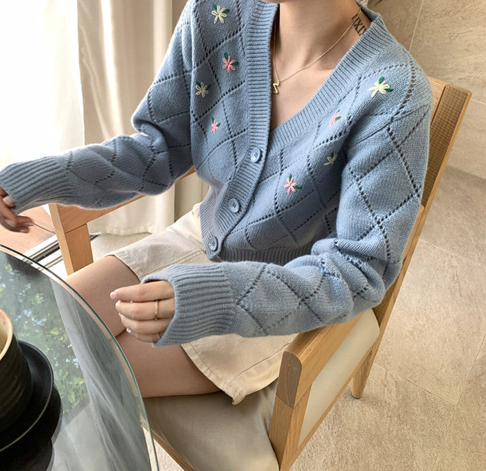 Damen verspielte Strickjacke mit floralem Rautenmuster und Knopfdetail Drune
