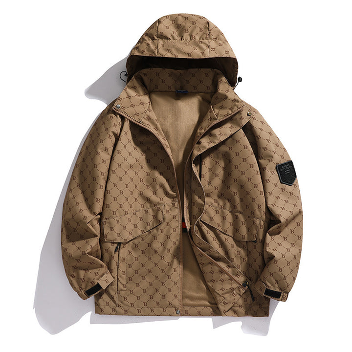 Herren Kapuzen-Softshelljacke mit Allover‑Monogramm, atmungsaktivem Meshfutter und Reißverschlusstaschen Drune