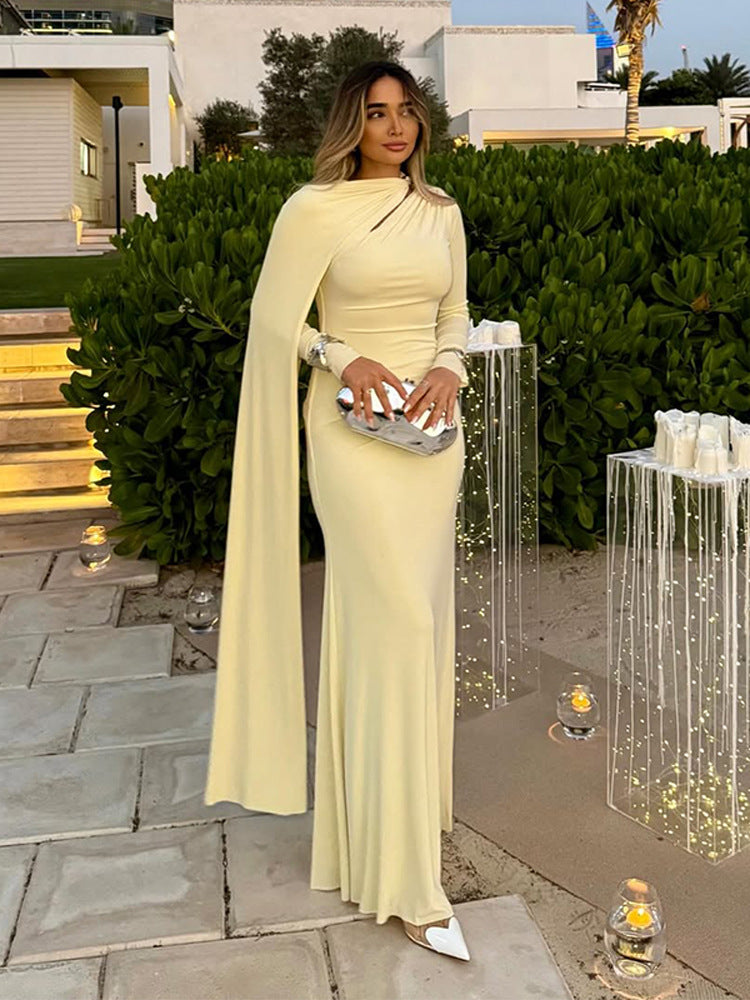 Damen Tailliertes Maxikleid mit einseitigem Cape und hohem Kragen Drune