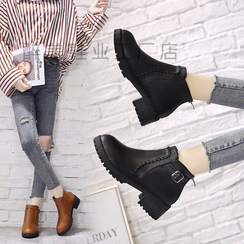 Damen Kurzschaft-Ankleboots mit Ziernaht, robuster Lug‑Sohle und verstellbarem Schnallenriemen Drune