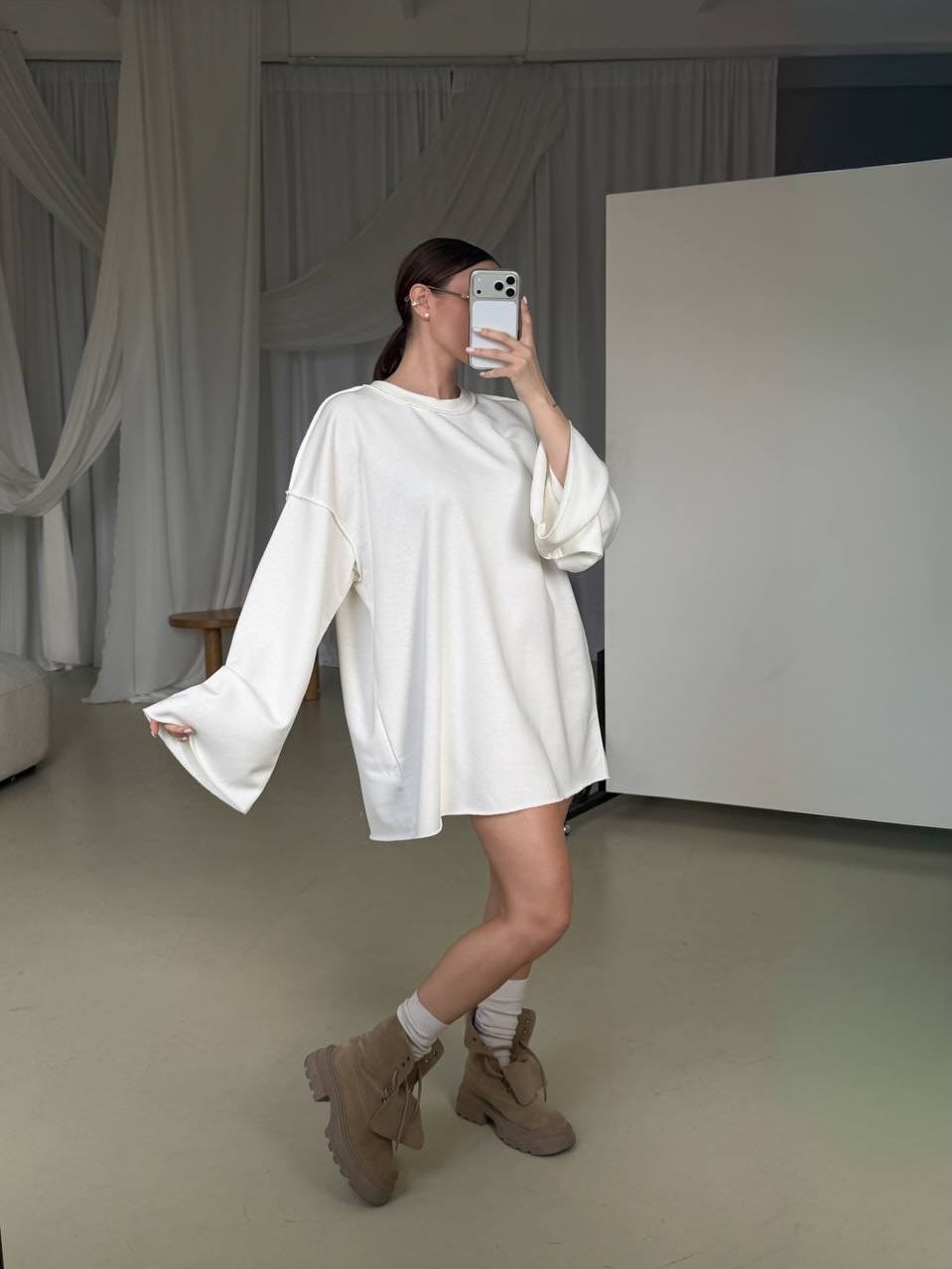 Damen oversized Sweatshirt-Kleid mit ausgefranstem Saum und weiten Glockenärmeln Drune
