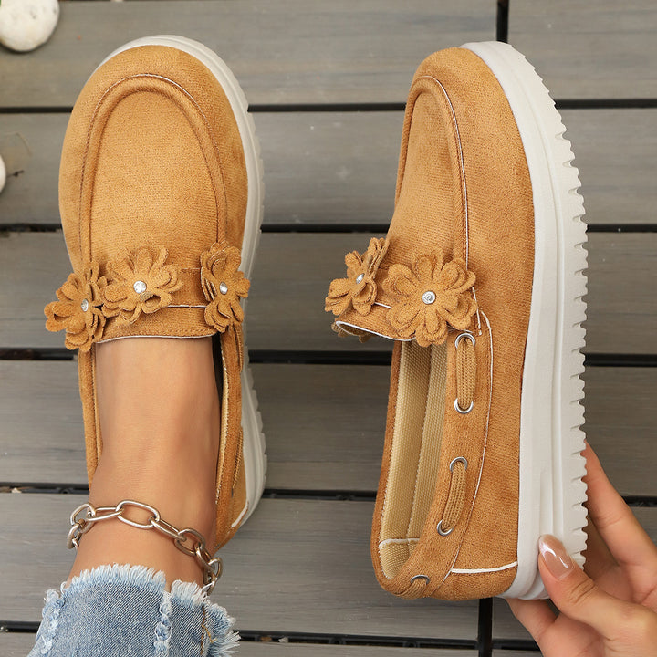 Damen Velours‑Slipper mit Blumenapplikation und profilierter Plateau‑Sohle Drune