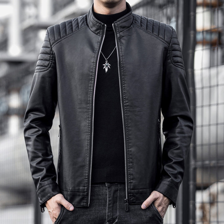 Herren Schmale Kunstleder‑Fliegerjacke mit gepolsterten Schultersteppungen und Stehkragen Drune