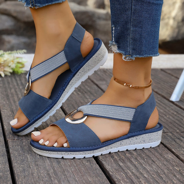 Damen Bequeme Keil‑Sandalen mit Zehensteg, elastischem Riemen und dekorativem Metallring Drune
