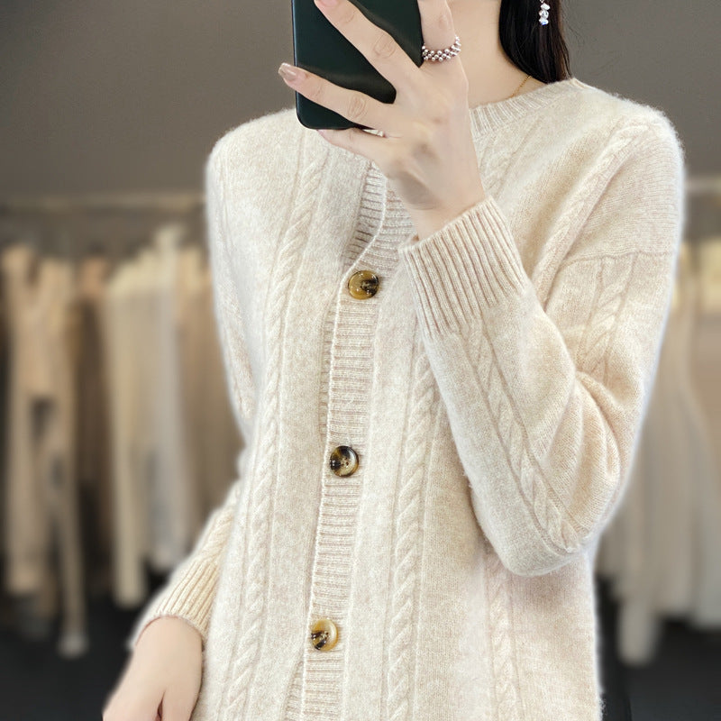 Damen Kaschmirähnlicher Zopfmuster‑Cardigan mit Rundhals und Hornoptikknöpfen Drune
