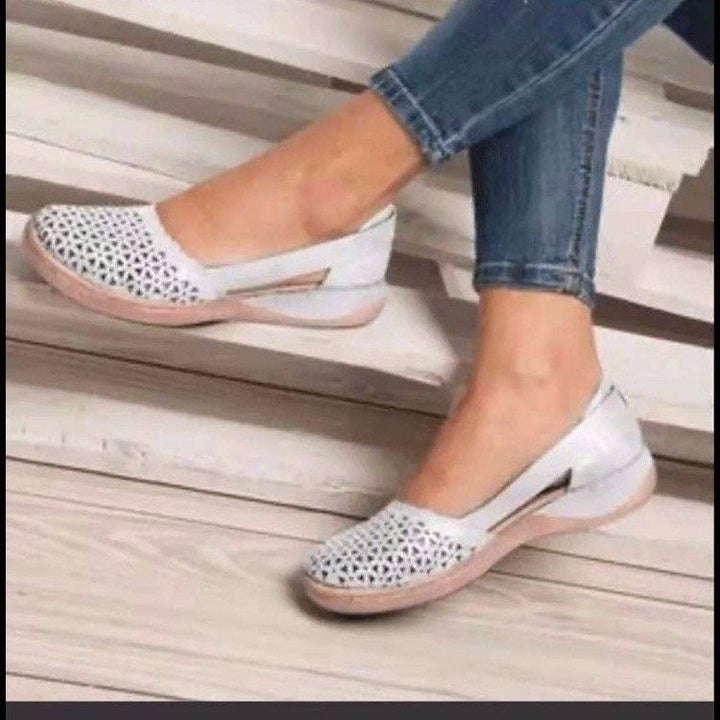 Damen Geschlossene Perforierte Slingback-Ballerinas mit verstellbarem Knöchelriemen Drune