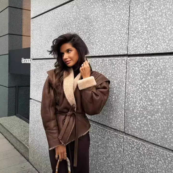 Damen nan taillierte Kunstlederjacke mit Sherpa-Futter, Wickelgürtel und seitlichen Schnürdetails Drune