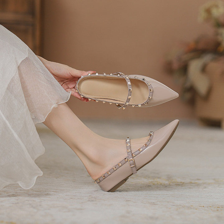 Damen Spitz zulaufende Lack‑Mary‑Jane Ballerina mit gepolstertem Komfortfußbett und Pyramidennieten Drune
