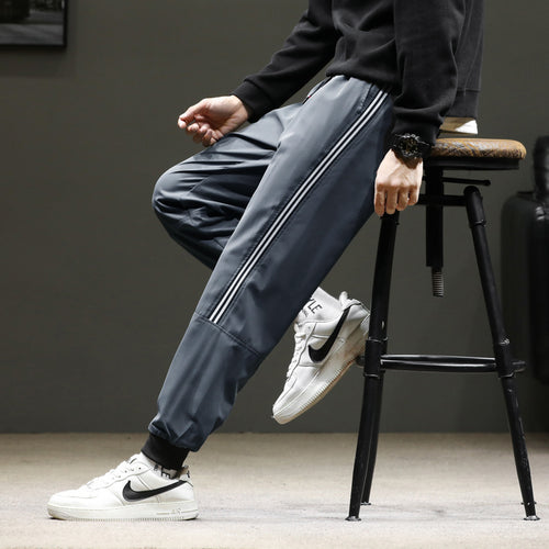 Herren Sportliche Nylon-Joggerhose mit elastischem Bund und seitlichen Kontraststreifen Drune