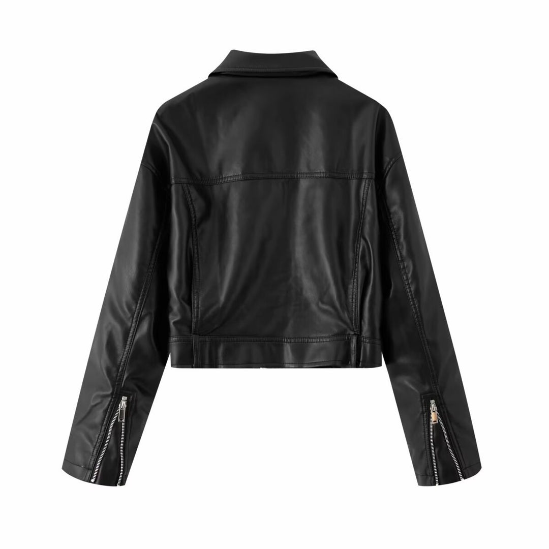 Damen nan kurzes Kunstlederjacke im Cropped‑Cut mit Hemdkragen, Druckknopfleiste und Pattentaschen Drune