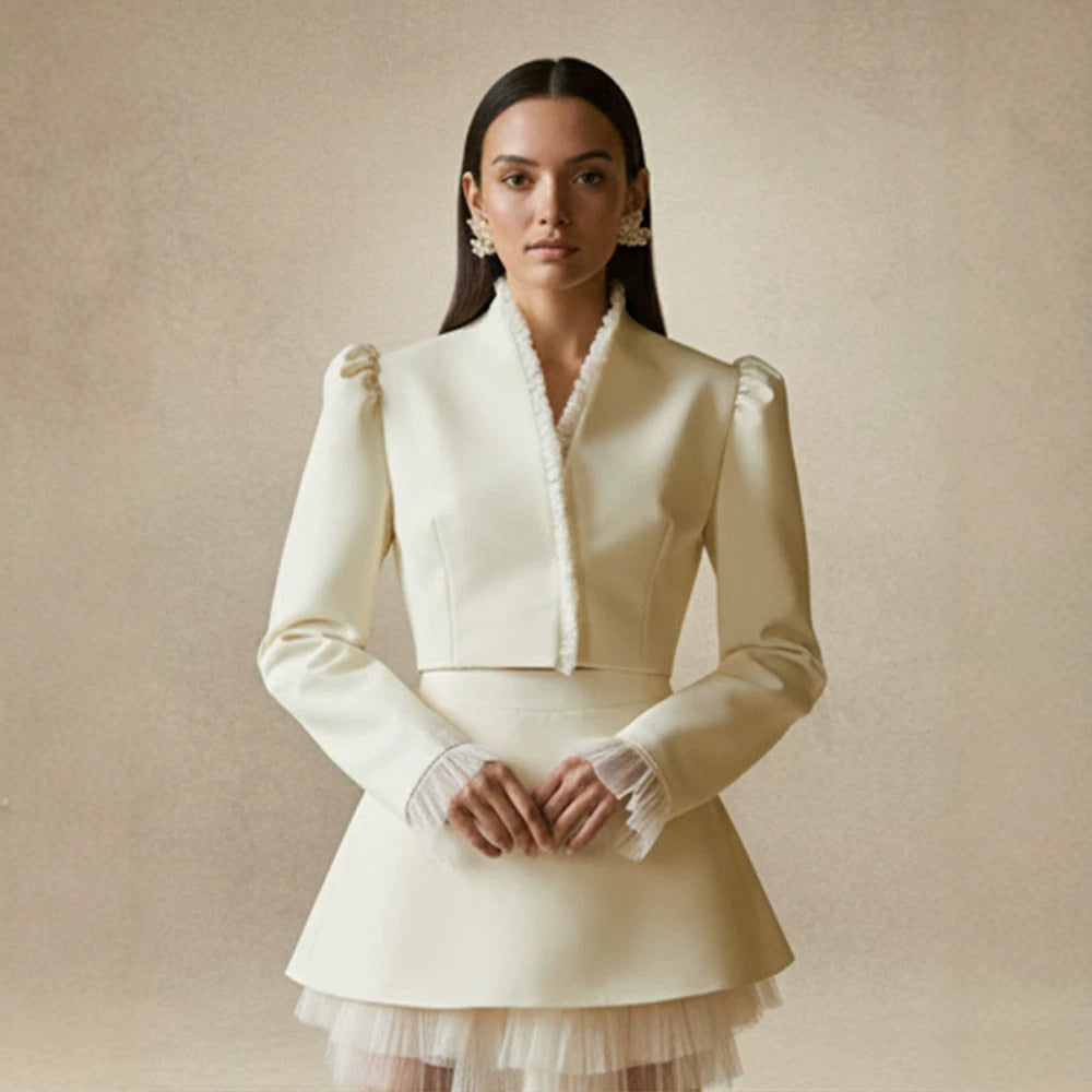 Damen Kurzblazer mit taillierter Cropped-Silhouette, gerafften Schultern und zarten Tüllmanschetten Drune
