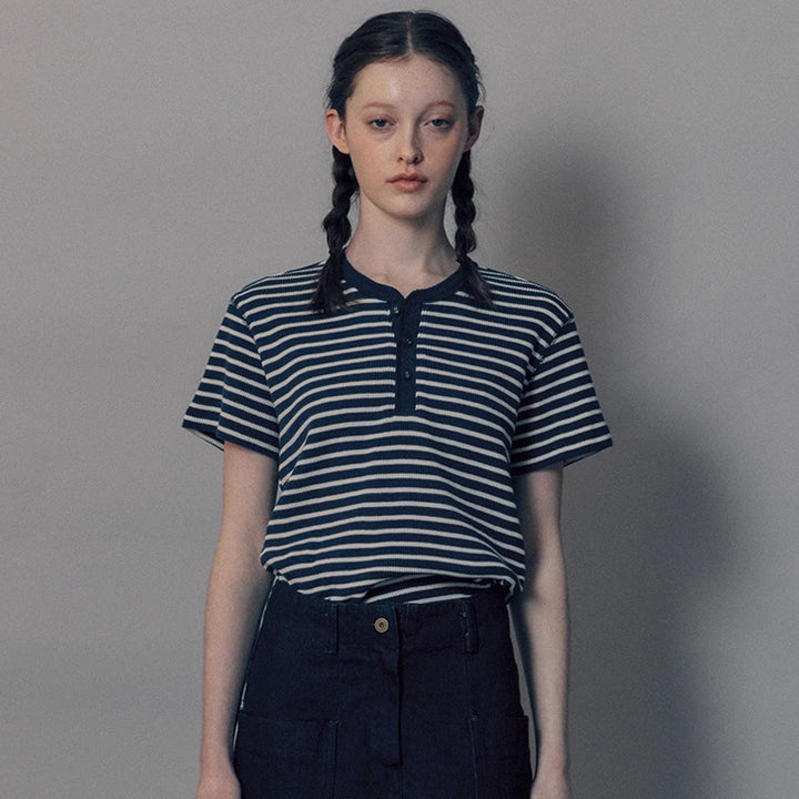 Damen modisches gestreiftes Kurzarmshirt mit Knopfleiste Drune