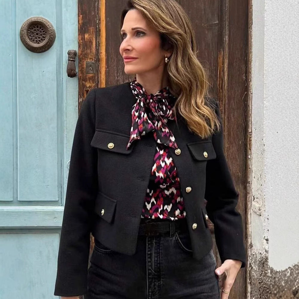 Damen Kurze Bouclé-Blazerjacke mit Rundhalsausschnitt, Zierleistentaschen und goldfarbenen Knöpfen Drune