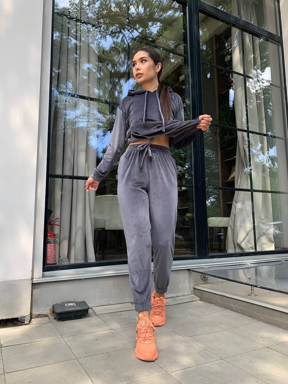Damen Samt-Loungewear-Set mit kurz geschnittener Kapuzenjacke und Kordelzug-Jogginghose Drune