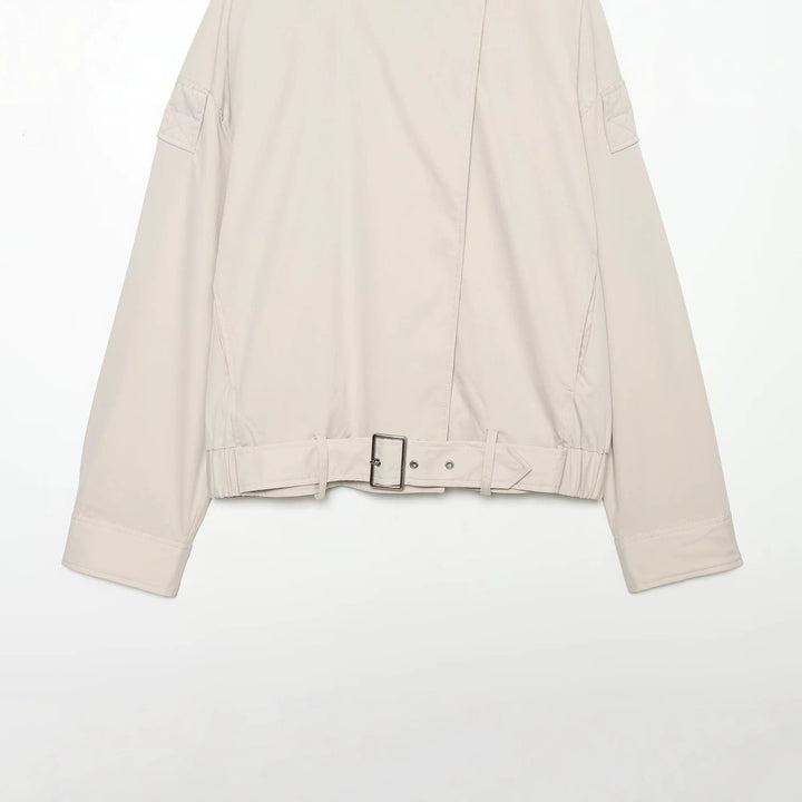 Damen Kurz geschnittene Trench-inspirierte Jacke mit hohem Stehkragen und Taillengürtel Drune