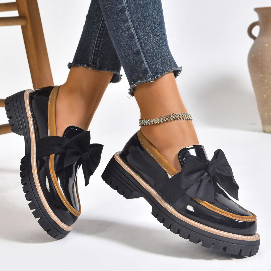 Damen Plateau-Loafer aus Lacklederoptik mit profilierter Gummisohle und Zierschleife Drune