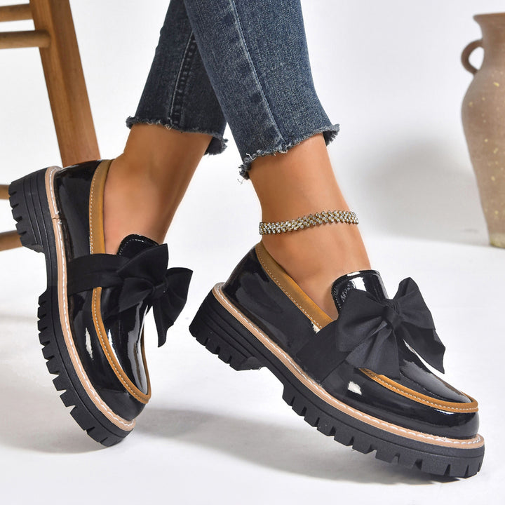 Damen Plateau-Loafer aus Lacklederoptik mit profilierter Gummisohle und Zierschleife Drune