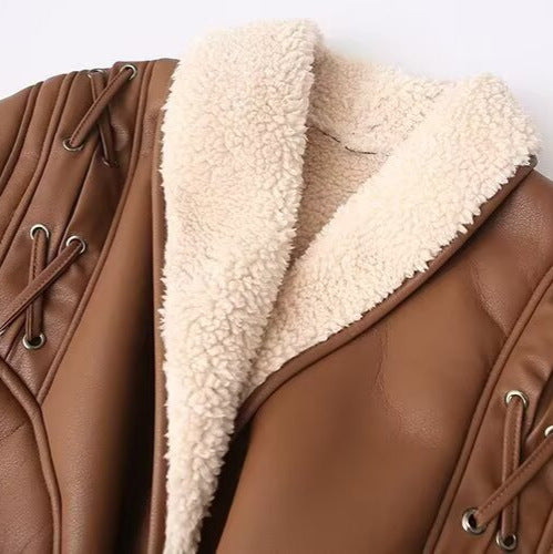 Damen Kurze Kunstlederjacke mit Teddyfutter, Schalkragen und Taillengürtel Drune