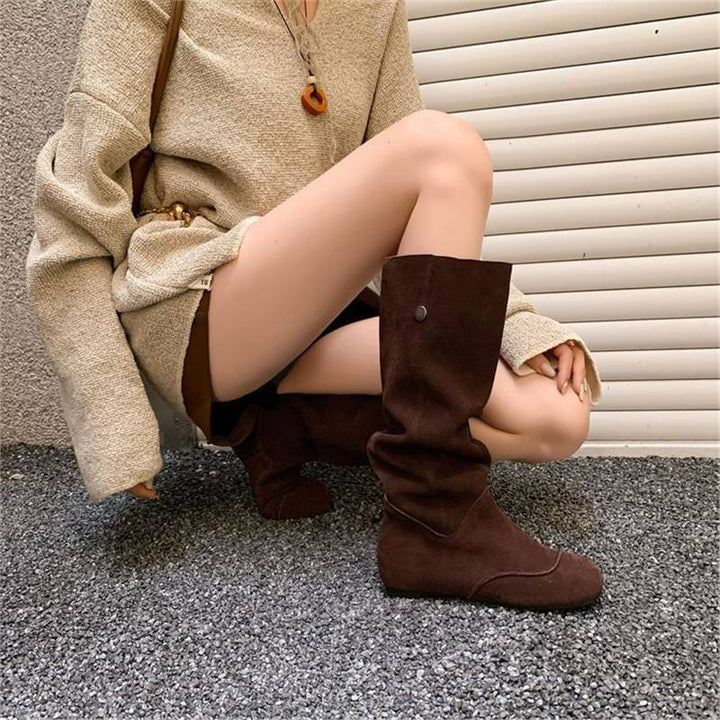Damen Slouch‑Stiefel aus Velours mit entspannter Schaftform und flacher Komfortsohle Drune