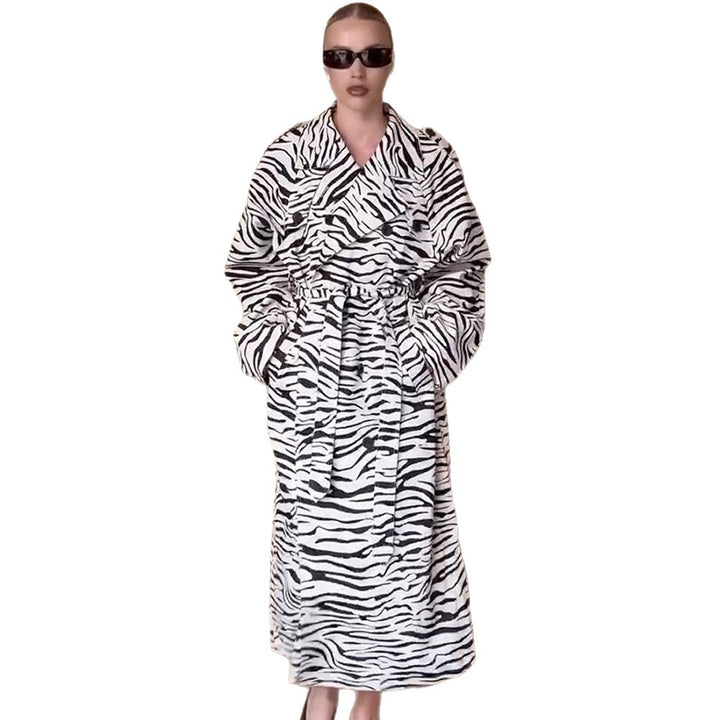 Damen Maxilanger Trenchcoat im Animal-Print mit voluminösem Schalkragen, bindegürtel und kastiger Silhouette Drune