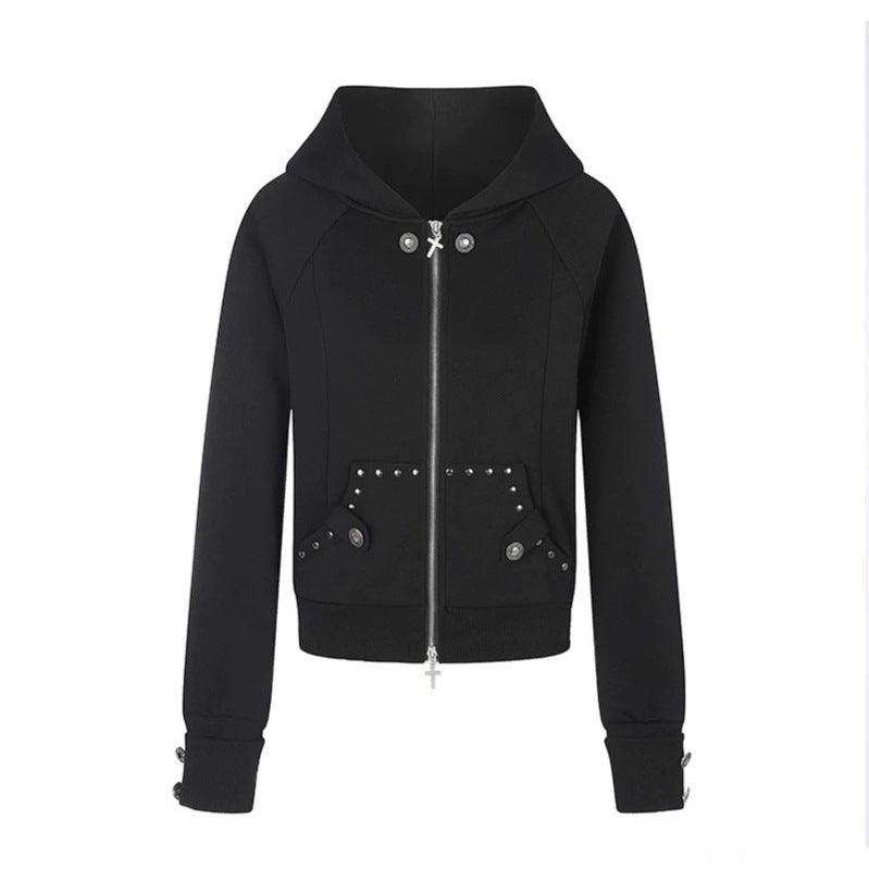 Damen taillierte Kapuzen‑Sweatjacke mit Frontreißverschluss, Nietenbesatz und Taschenapplikation Drune