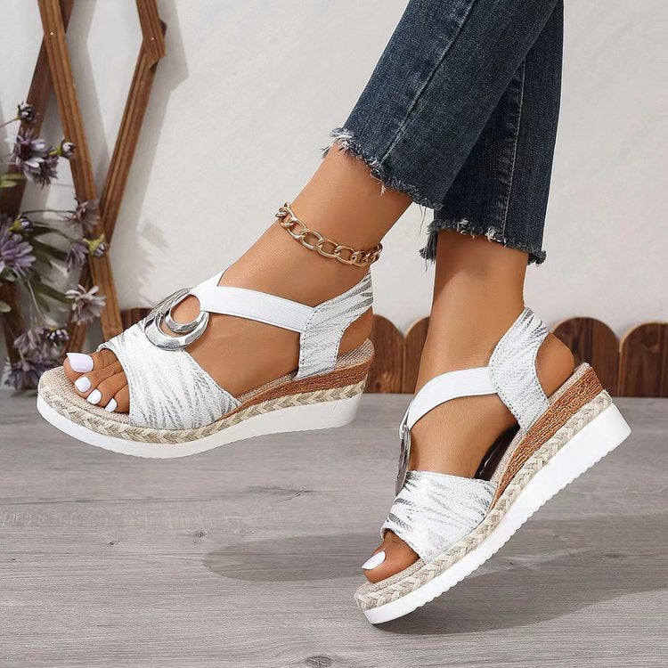 Damen Keil-Sandalen mit Metallic-Optik, dekorativem Ring und Elastik-Fersenriemen Drune