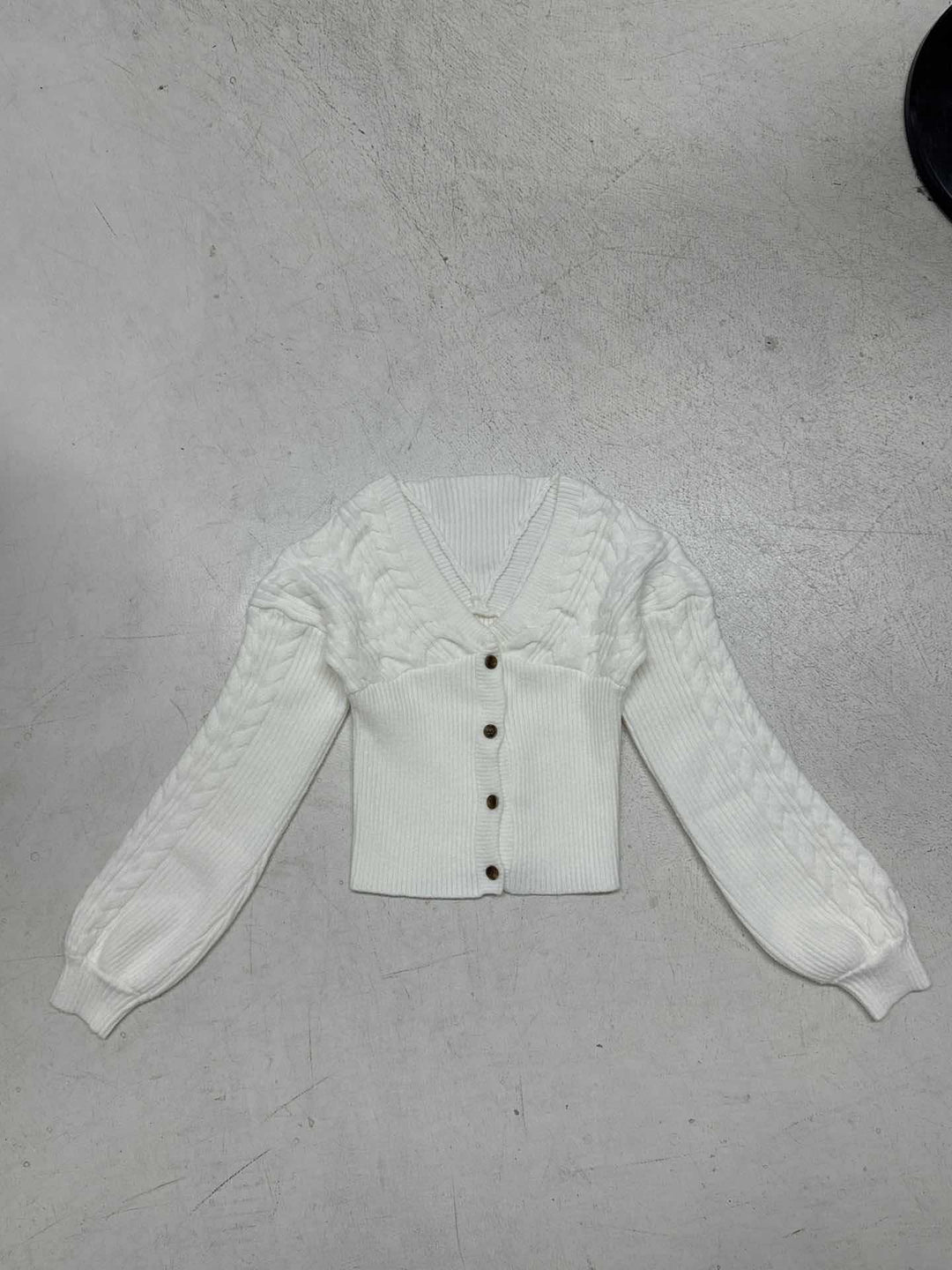 Damen nan taillierter Strickcardigan mit V-Ausschnitt, Zopfmusterärmeln und dekorativen Holzknöpfen Drune