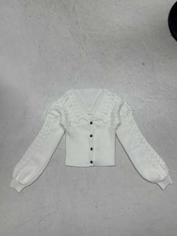 Damen nan taillierter Strickcardigan mit V-Ausschnitt, Zopfmusterärmeln und dekorativen Holzknöpfen Drune