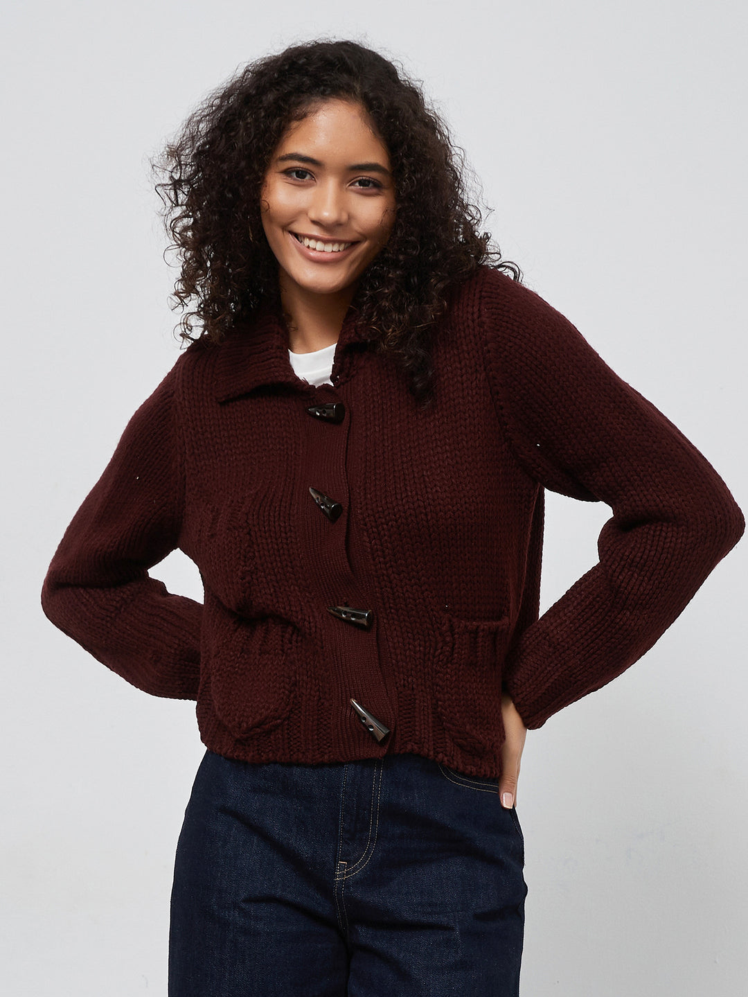 Damen Grobstrickjacke mit dekorativen Knopfdetails und praktischen Taschen Drune