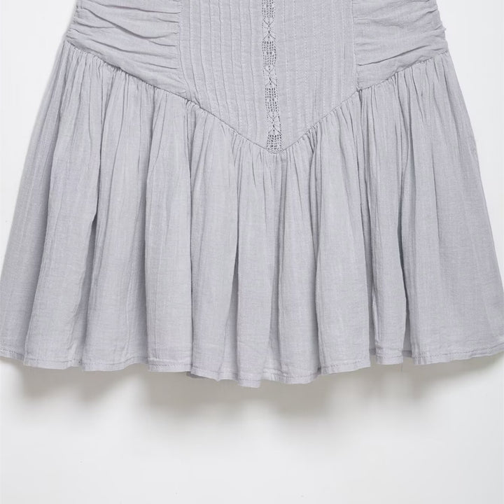 Damen sommerliches Minikleid mit feinen Rüschendetails und strukturierter Passform Drune