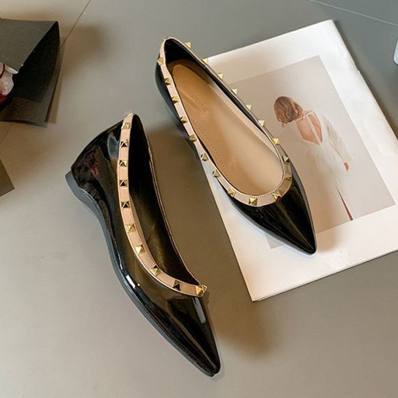 Damen Flache spitz zulaufende Lack-Ballerinas mit gepolstertem Komfortfußbett und Nietenblende Drune