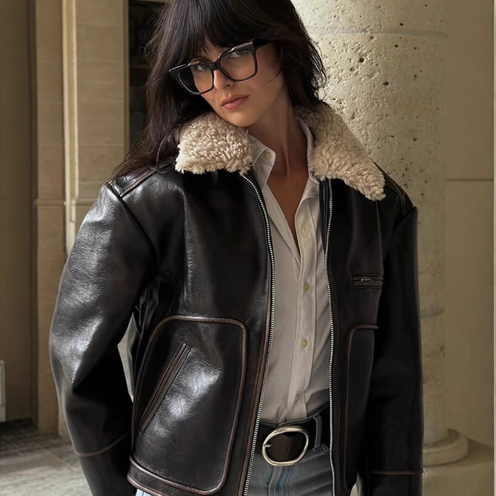 Damen Kurz geschnittene Lederimitat‑Fliegerjacke mit voluminösem Teddy‑Schalkragen und markanten Ziernähten Drune