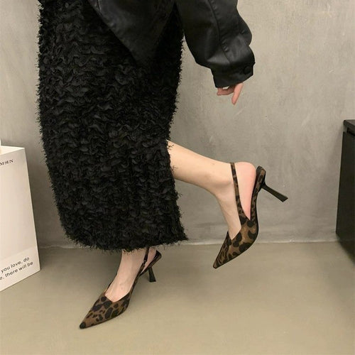 Damen Spitz zulaufende Slingback-Pumps mit niedrigem Stiletto-Absatz und Lackfinish Drune
