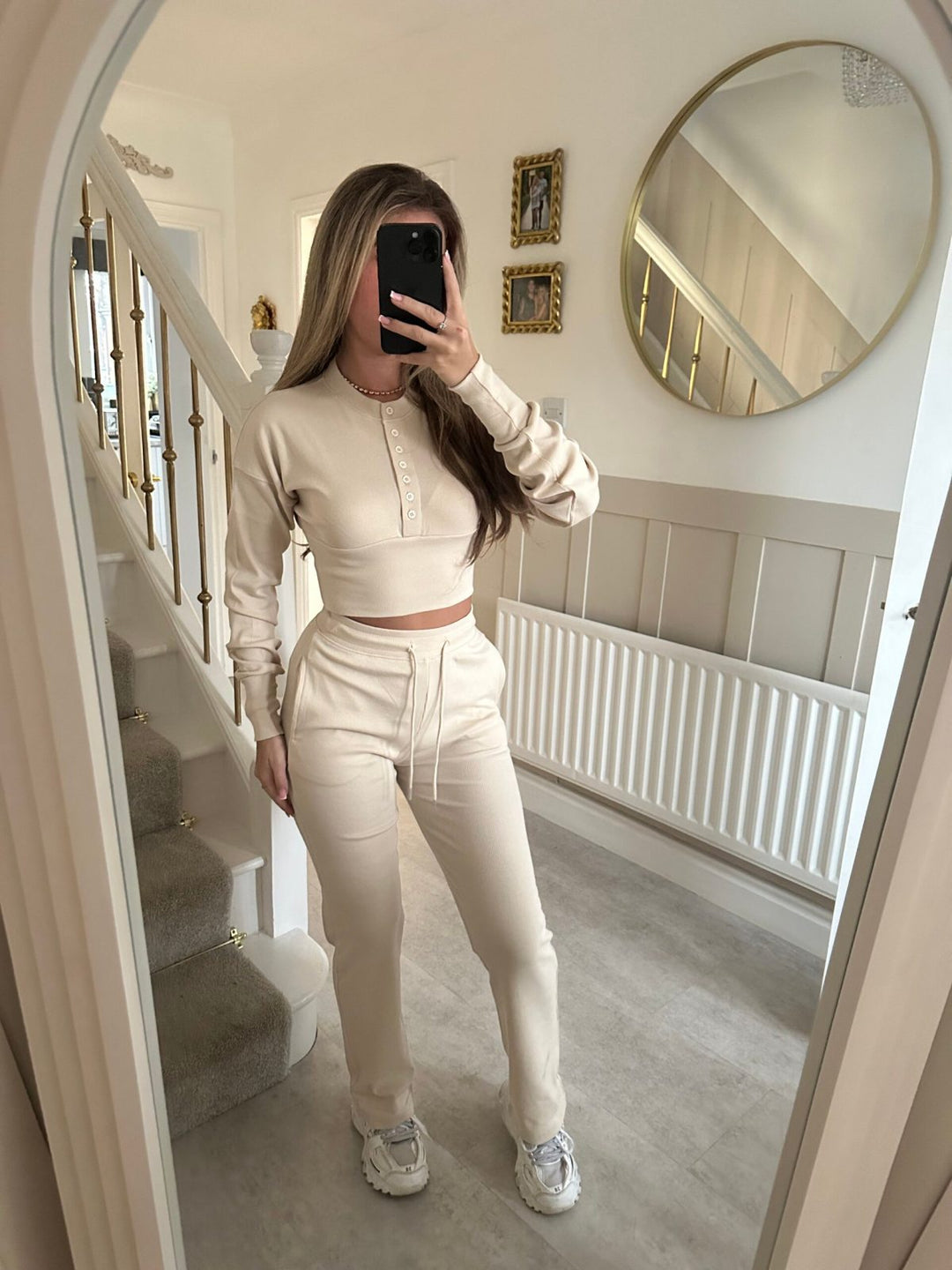 Damen lässiges Freizeit-Set mit cropped Sweatshirt und bequemen Jogginghose Drune